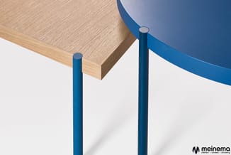 Ronde blauwe tafel op twee blauwe poten met houten blad, gedetailleerde productvisualisatie.