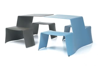 Moderne kinderstoelen en tafels in grijs en lichtblauw, ergonomische vormen, vrijstaande opstelling.