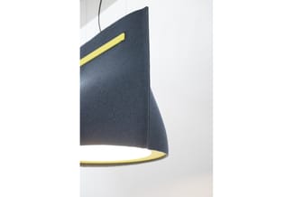 Hangende cylindrische akoestische lamp in donkergrijs met gele accenten aan bovenen onderkant, tegen witte wand.