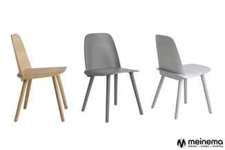 Drie houten stoelen in verschillende kleuren: naturel, donkergrijs en lichtgrijs, met houten poten en gebogen ruglenningen.