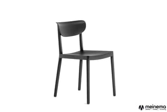 Zwarte houten stoel met gebogen rugleuning, zitoppervlak en vier rechte poten tegen witte achtergrond.