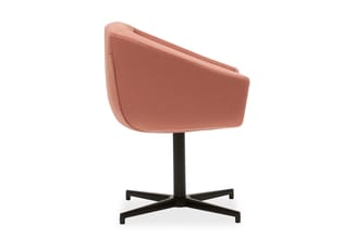 Roze gestoffeerde fauteuil met zwart metalen kruispoot onderstel, achteraanzicht op witte achtergrond.
