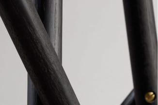 Zwart metalen frame met hoeken en verbindingsstukken, detail van kantoormeubel constructie.