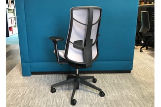 Bureaustoel met witte mesh-rugleuning en zwart frame, zwarte armsteunen, 5-wiels voet, gepositioneerd voor een blauwe akoesti
