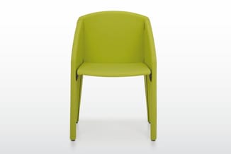 Groene kunststof stoel met gesloten rug en zitting, armloze uitvoering, frontal gefotografeerd tegen witte achtergrond.