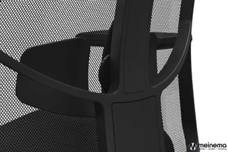 Zwarte bureaustoel met meshrug en ergonomische zitting, detail van armleuning en rugleuning tegen witte achtergrond.