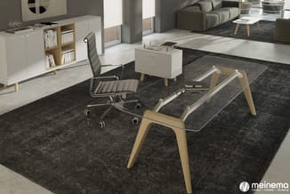 Modern kantoorinterieur met zwart tapijt, houten vergadertafel, grijze bureaustoel, witte kasten en grijze zithoek op achterg