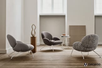 Moderne woonkamer met grijze en textiel stoelen op metalen poten, houten accent, witte niskasten en minimalistisch interieur.