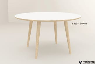 Ronde uitschuiftafel met wit blad en houten frame, diameter 135-240 cm, vier schuine poten in licht hout.