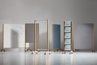 Acht mobiele scheidingswanden met houten frames in verschillende uitvoeringen: whiteboard, stof in grijs en blauw, en opberge