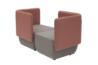 Moderne loungestoel met roze gestructureerde armsteunen en grijze zitting op donker onderstel.