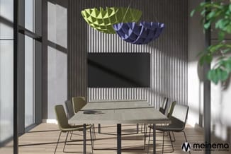 Moderne vergaderruimte met houten tafel, olijfgroene stoelen, TV aan wand, gele en paarse hangende akoestische panelen, houte