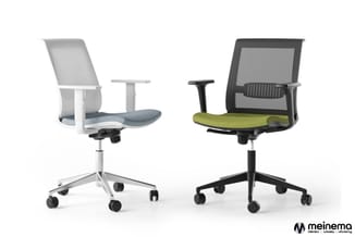Twee ergonomische bureaustoel varianten: links wit frame met grijze mesh rug en blauw zit; rechts zwart frame met zwarte mesh