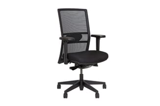 Zwarte ergonomische bureaustoel met mesh-rugleuning, zwart zitting, verstelbare armleuningen en wielbasis op witte achtergron