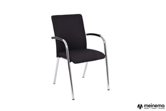 Zwarte vergaderstoel met armleuningen en zilveren metalen frame, tegen witte achtergrond.