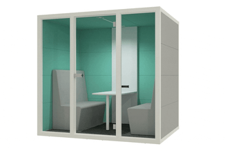 Gesloten belcel met wit frame, groene wanden, glazen deuren, grijze stoelen en wit tafeltje voor twee personen.