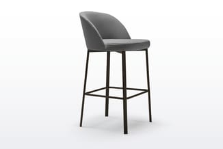 Grijze barstoel met gewelfde rugleuning, zitting en voetsteun, op zwart metalen frame tegen witte achtergrond.