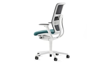 Witte ergonomische bureaustoel met turquoise zitting, meshrug en verstelbare armleuningen op wielen.