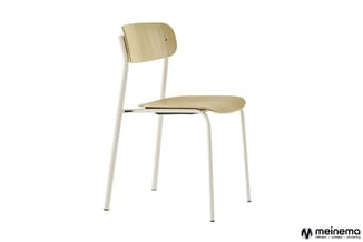 Moderne stoel met naturel houten zitting en rug, wit metalen frame, minimalistische vormgeving.