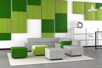 Modern kantoor met grijze hoekbank, groene en grijze poefjes, groen-geel akoestische wandpanelen, witte hanglampem en vergade