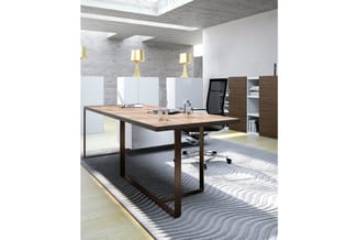 Modern kantoor met houten bureau, zwarte bureaustoel, witte scheidingswanden, houten kasten, gouden wandlampen en grafisch gr