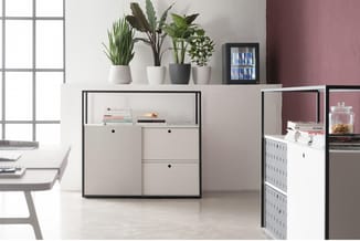 Moderne kantoorinrichting met zwart metalen kasten in beige, potplanten op top, glazen minibar, perforeerde kastjes en groot
