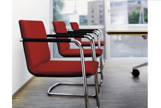 Rode bezoekersstoelen met zwarte armleuningen en chromen U-frame, achtereenvolgens opgesteld in modern kantoor met grote rame