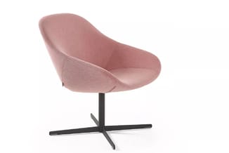 Roze stof draaiStoel met ergonomische schaalvormige rugleuning en zwart kruisvoetonderstel tegen witte achtergrond.