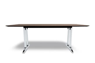Vergadertafel met donkerbruin blad en wit metalen onderstel met zwarte voetplaten, rechthoekige vorm.