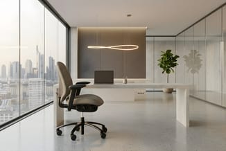 Modern kantoor op hoog niveau met witte bureau, ergonomische zwarte bureaustoel, hangende lineaire verlichting, glazen wanden