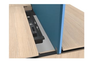 Akoestische belcel met blauwe wanden, houten vloer en zwarte binnenkant met apparatuur, geplaatst in kantoorruimte.