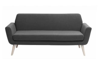 Grijze loungebank met houten poten, afgeronde armleuningen en minimalistisch design, frontaal gefotografeerd.
