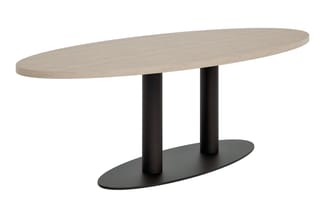 Ovale vergadertafel met licht houtkleurig blad en zwart metalen onderstel met twee cilindervormige poten op ovale voetplaat.