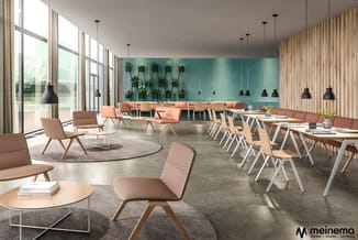 Modern kantoor met terracotta stoelen, houten tafels, turquoise muurpanelen, houten lambrisering, hangende zwarte lampen en g
