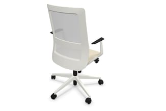 Witte ergonomische bureaustoel met mesh-rugleuning, beige zitting, zwarte armleuningen en wieltjes op wit voetenkruis.