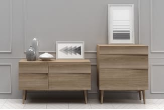 Houten dressoirs in natuurtint met grijze wand, decoratief met vazen, schalen en abstracte kunstprints.