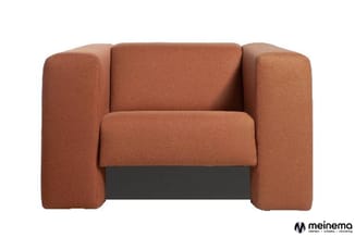 Roodbruine fauteuil met brede armleuningen, gesloten zijwanden en donker onderstel, frontaal gefotografeerd.