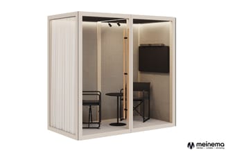 Moderne belcel met beige frame en grijze binnenwanden, voorzien van zwart bureau, stoel, zwarte monitor en verlichting.
