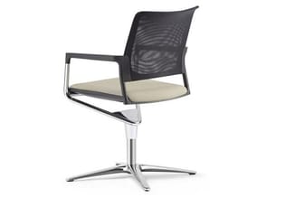 Kantoorstoel met zwart gaas rugleuning, beige zitting en verchroomd metalen voetenkruis, draaibaar ontwerp.