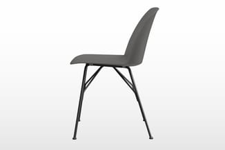 Grijze kunststof stoel met ergonomische rugleuning op zwart metalen pootenstelsel, zijprofiel tegen witte achtergrond.