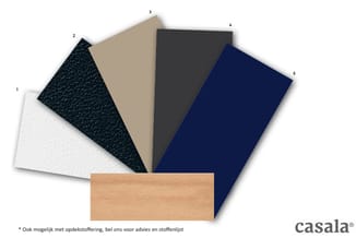 Casala kleurstalen: witte, donkerblauwe, beige, grijze en donkerblauwe stoffen, plus houten sample onderaan.