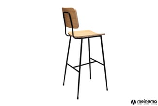 Barkruk met zwart metalen frame, licht houten zitting en rugleuning tegen witte achtergrond.