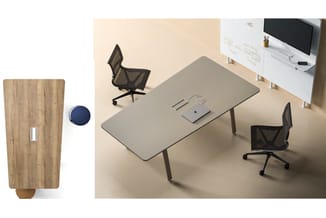 Kantoorconfiguratie met grijze werkstafel, twee zwarte mesh-stoelen, houten kastje en blauwe poef. Op achtergrond monitor op