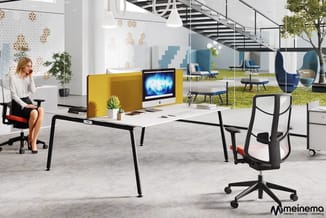 Modern kantoor met witte bureau, gele akoestische schermen, zwarte bureaustoelen met mesh-rug en rood zitkussen, hangende ver