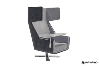 Moderne loungestoel met hoge rug, grijs-antraciet molton, draaizit op voetkruis, armsteun met tafelblad.