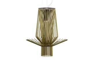 Hangende designlamp met metalen ribbe-constructie in goudkleur, taps toelopende vorm met spreidende onderkant.