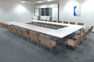 Moderne vergaderruimte met U-vormige witte vergadertafel, beige stoelen, grijze vloer, witte wandkasten en blauwe poster aan