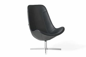 Zwarte loungestoel met gebogen rugleuning en zitschaal, op vierpoot aluminium onderstel, tegen witte achtergrond.