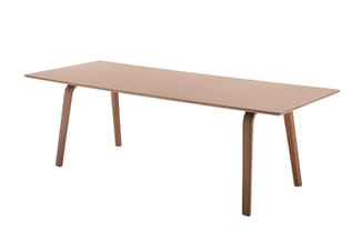 Houten vergadertafel met rechthoekig tafelblad en vier houten poten, in natuurlijke houtkleur.