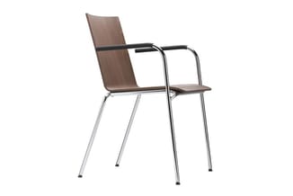 Moderne vergaderstoel met donkerbruin gebogen multiplex zitting en rug, zwarte armsteunen en aluminium frame op vier poten.